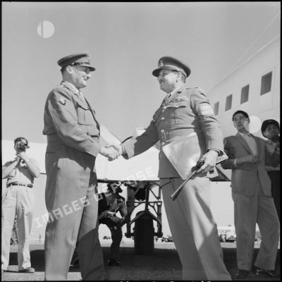 Le général Keightley accueille le général Burns de l'ONU à son arrivée à Port-Saïd.
