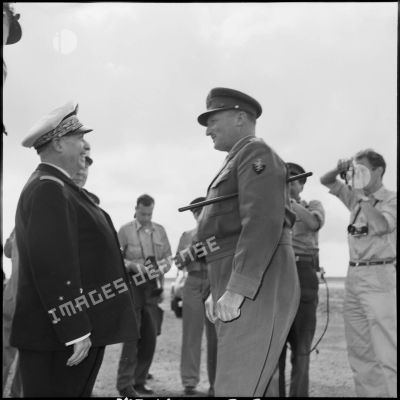 Le vice-amiral d'escadre Barjot s'entretient avec le général Keightley sur le terrain de Gamil à Port-Saïd.