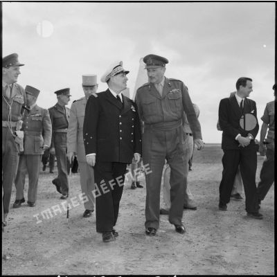 Le vice-amiral d'escadre Barjot s'entretient avec le général Keightley sur le terrain de Gamil à Port-Saïd.