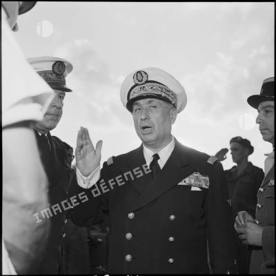 Le vice-amiral d'escadre Barjot rend visite aux techniciens chargés du renflouement des épaves coulées dans le canal de Suez.