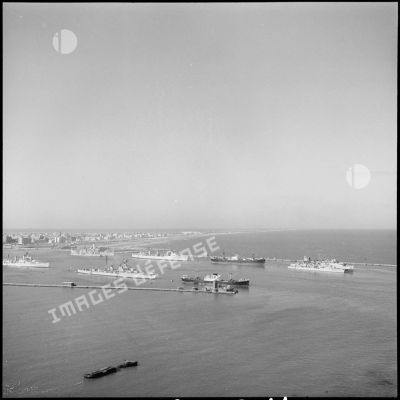 Une partie de la flotte franco-britannique dans l'avant-port de Port-Saïd.