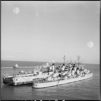 Le transport de chalands de débarquement La Foudre et l'escorteur d'escadre Cassard à Port-Saïd.