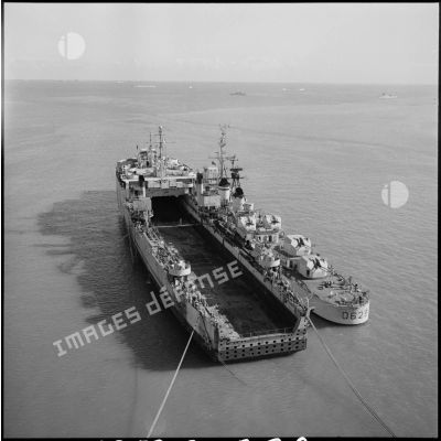 Le transport de chalands de débarquement La Foudre et l'escorteur d'escadre Cassard à Port-Saïd.