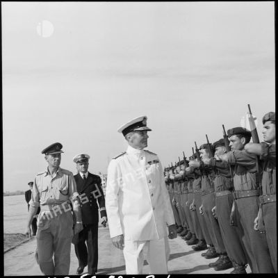 L'amiral Durnford-Slater passe en revue des commandos Marine à Port-Fouad.