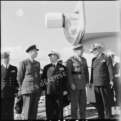 L'Air Marshal Barnett, le vice-amiral d'escadre Barjot, le général Sir Charles Keightley et le contre-amiral Lancelot à bord du croiseur Georges Leygues en rade de Limassol.