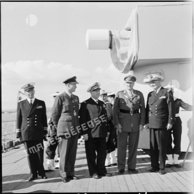 L'Air Marshal Barnett, le vice-amiral d'escadre Barjot, le général Sir Charles Keightley et le contre-amiral Lancelot à bord du croiseur Georges Leygues en rade de Limassol.