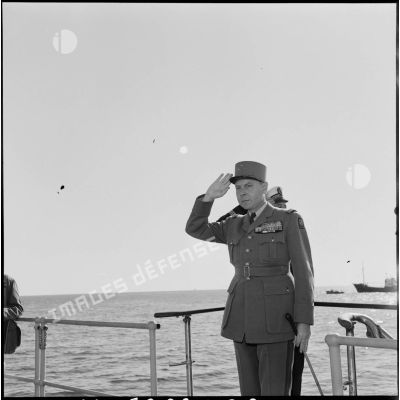 Le général de division Beaufre à bord du croiseur Georges Leygues en rade de Limassol.