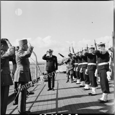 Le général de division Beaufre salue l'équipage du croiseur Georges Leygues en rade de Limassol.