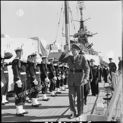 Le général britannique Sir Charles Keightley passe en revue l'équipage du croiseur Georges Leygues en rade de Limassol.