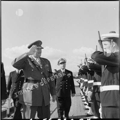 Le général britannique Sir Charles Keightley passe en revue l'équipage du croiseur Georges Leygues en rade de Limassol.