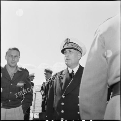 Le vice-amiral d'escadre Barjot sur le croiseur Georges Leygues en rade de Limassol.