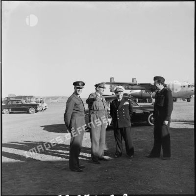 Le vice-amiral d'escadre Barjot prend congé du général Keightley à Akrotiri (Chypre).