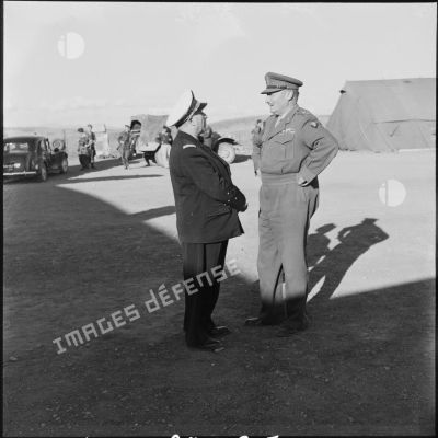 Le vice-amiral d'escadre Barjot prend congé du général Keightley à Akrotiri (Chypre).