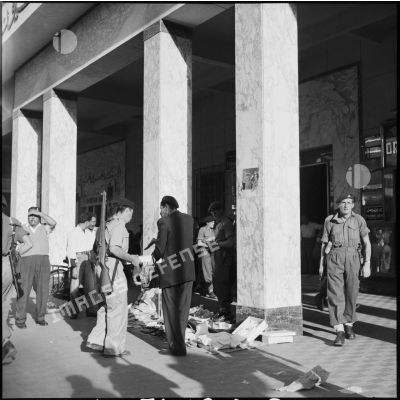 Des permissionnaires britanniques effectuent des achats auprès d'un marchand ambulant à Port-Saïd.
