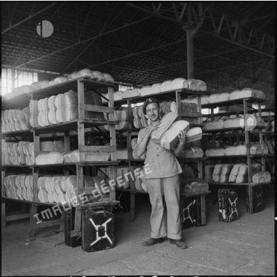 Le stockage du pain par l'intendance militaire britannique à Port-Saïd.
