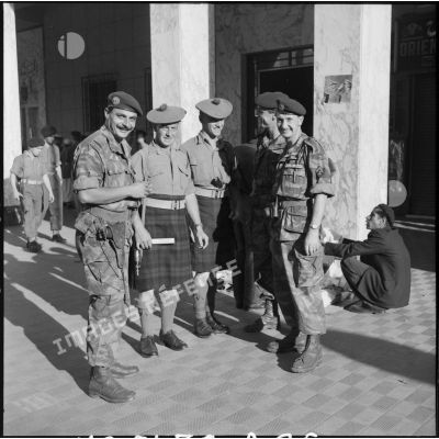 Des parachutistes français en conversation avec des soldats écossais, au cours d'une permission à Port-Saïd.