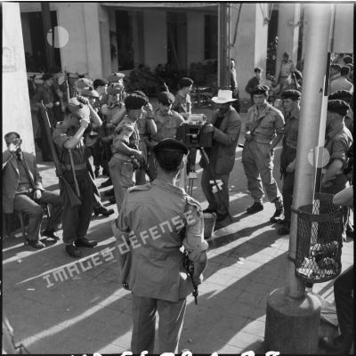 Des soldats britanniques devant l'appareil d'un photographe ambulant à Port-Saïd.