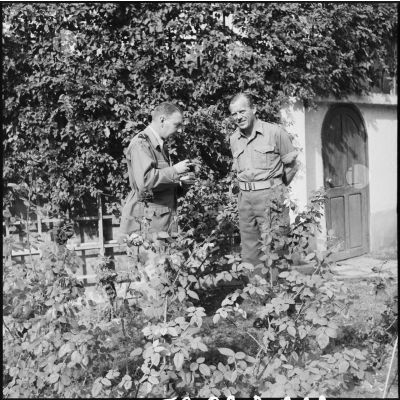 Le général de division Beaufre, commandant la Force A, reçoit ses officiers dans sa résidence de Port-Fouad.