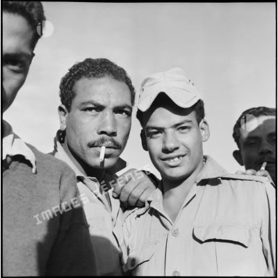 Les prisonniers égyptiens du camp de Port-Fouad, après la distribution de cigarettes.
