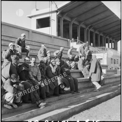 Les prisonniers égyptiens au repos dans le camp de Port-Fouad, situé dans le stade de la ville.