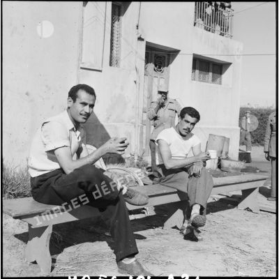 Les prisonniers égyptiens au repos dans le camp de Port-Fouad.