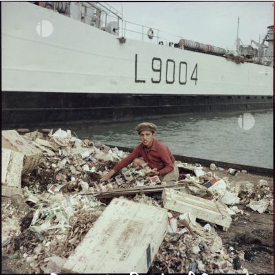 Un jeune Egyptien cherche fortune dans les ordures (légende d'origine) à Port-Saïd.