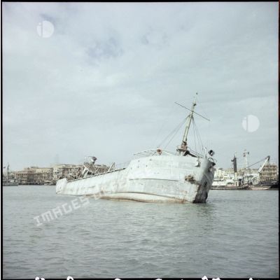 Le Pollux sabordé par les autorités égyptiennes à l'entrée du canal de Suez à Port-Saïd.