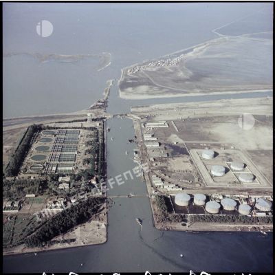 L'usine d'épuration des eaux et le dépôt de carburant Shell au sud de Port-Saïd.
