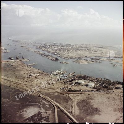 Port-Saïd et Port-Fouad séparées par le canal de Suez.
