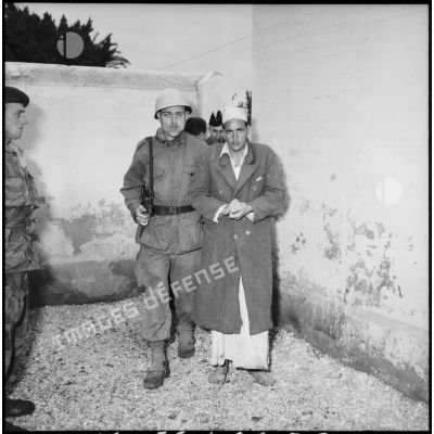 Des prisonniers égyptiens avant leur interrogatoire dans les environs d'El Cap.