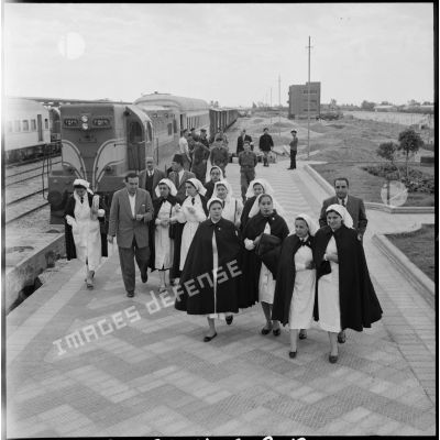 L'arrivée des infirmières du Croissant-Rouge égyptien à Port-Saïd.