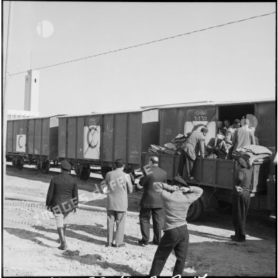 L'arrivée d'un train du Croissant-Rouge égyptien à Port-Saïd.