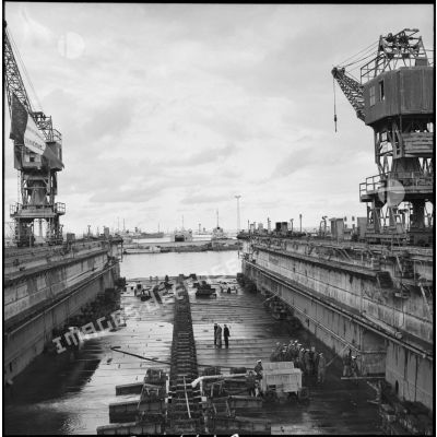 Le renflouage d'un dock flottant par la Marine nationale à l'entrée du canal de Suez.