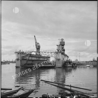 Un dock flottant renfloué par la Marine nationale à l'entrée du canal de Suez.