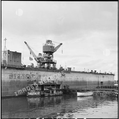Un dock flottant renfloué par la Marine nationale à l'entrée du canal de Suez.