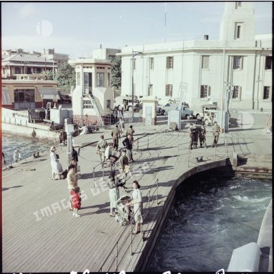 Le quai d'embarquement du ferry assurant la traversée du canal de Suez vers Port-Fouad, à Port-Saïd.