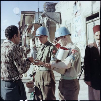 Deux soldats danois de l'ONU dans une rue de Port-Saïd.