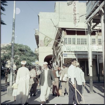 Tirailleurs sénégalais dans une rue de Port-Saïd.
