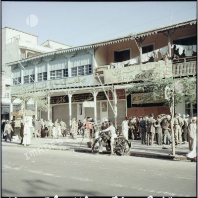 Les troupes alliées, françaises et britanniques, et les soldats de l'ONU dans une rue de Port-Saïd.