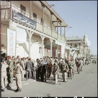 Les troupes alliées, françaises et britanniques, dans une rue de Port-Saïd.