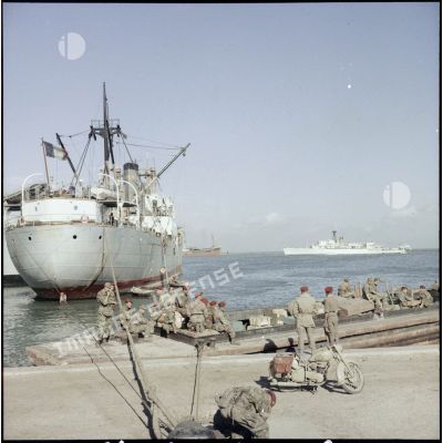 Des parachutistes coloniaux devant le cargo Berkane à Port-Saïd.