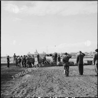 Cérémonie à Port-Fouad à l'occasion du transfert des corps de parachutistes français.