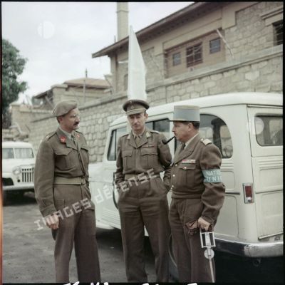 Les officiers belges et français de l'ONU chargés d'interroger les Egyptiens arrêtés le 8 décembre, dans les lignes alliées.
