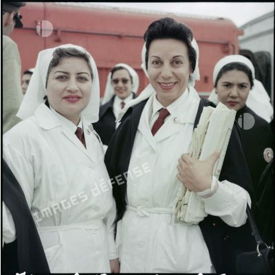 L'arrivée en gare de Port-Saïd des infirmières du Croissant -Rouge égyptien dans un train en provenance du Caire.