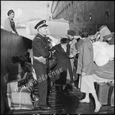 Embarquement de ressortissants français et étrangers à bord du Pasteur à Port-Saïd.