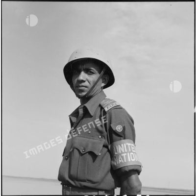 Un parachutiste du bataillon indien de l'ONU, entre El Cap et El Kantara.