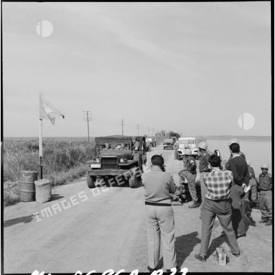 L'entrée du détachement  yougoslave de l'ONU dans le secteur occupé par les éléments indiens, entre El Cap et El Kantara.