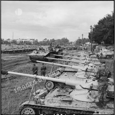 Les pelotons de LVT et de chars AMX-13 avec des légionnaires du 1er REP, avant le rembarquement.