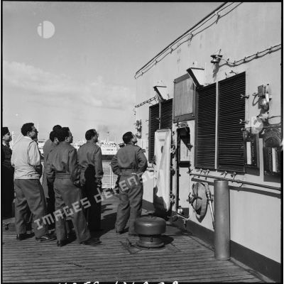 Visite du croiseur Georges Leygues par des officiers égyptiens au large de Port-Saïd.