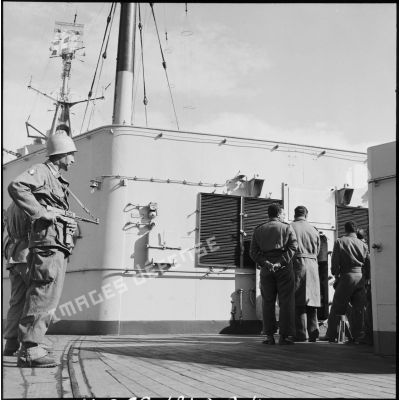 Visite du croiseur Georges Leygues par des officiers égyptiens au large de Port-Saïd.